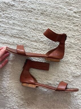Frye Women's Carson Ankle Zip sandals crafted from vintage leather Size 7